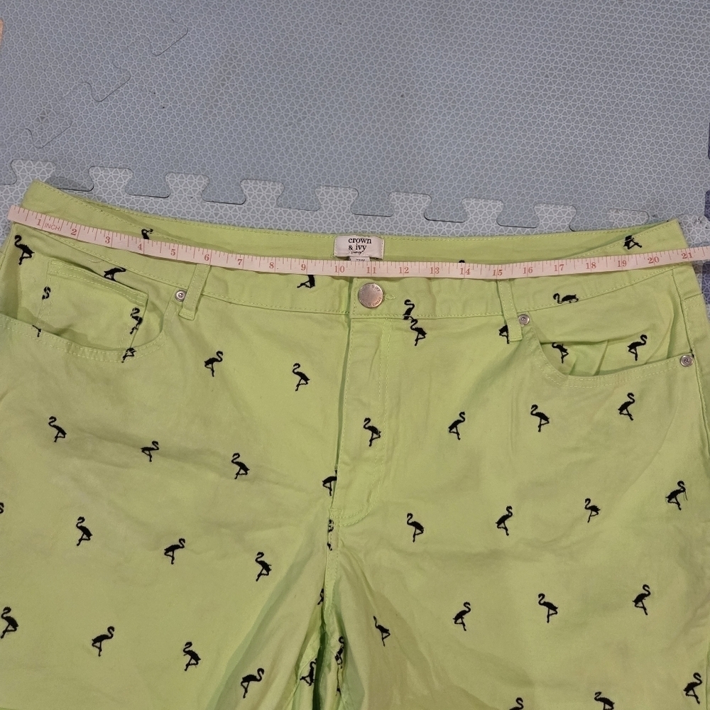 Crown & Ivy Women's Green Flamingo Print Shorts Size 24W - Picture 4 of 10